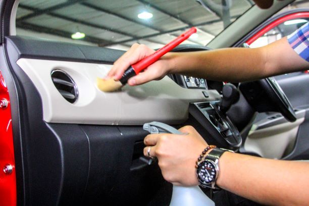 Wajib Tahu! 3 Cara Bersihkan Interior Mobil Usai Mudik
