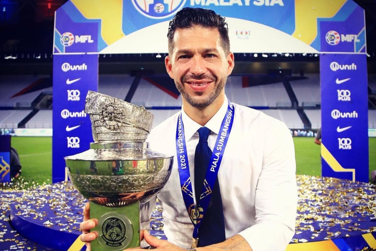 Benjamin Mora Tolak Puebla, Bonek Antusias Tunggu Keputusan di Persebaya Surabaya