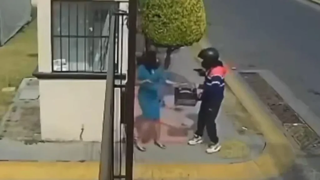 A plena luz del día, asaltan a una mujer en Ecatepec