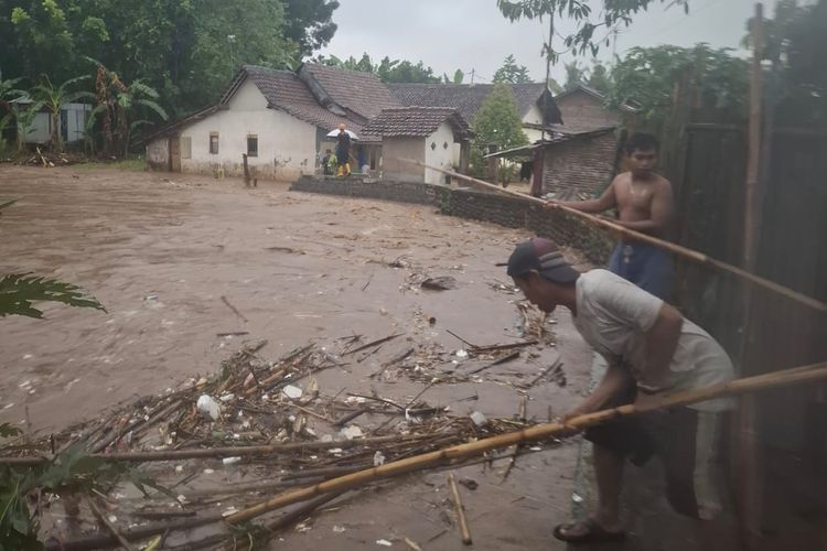 Lansia Jember Ditemukan Tewas di Pinggir Sungai Usai Banjir