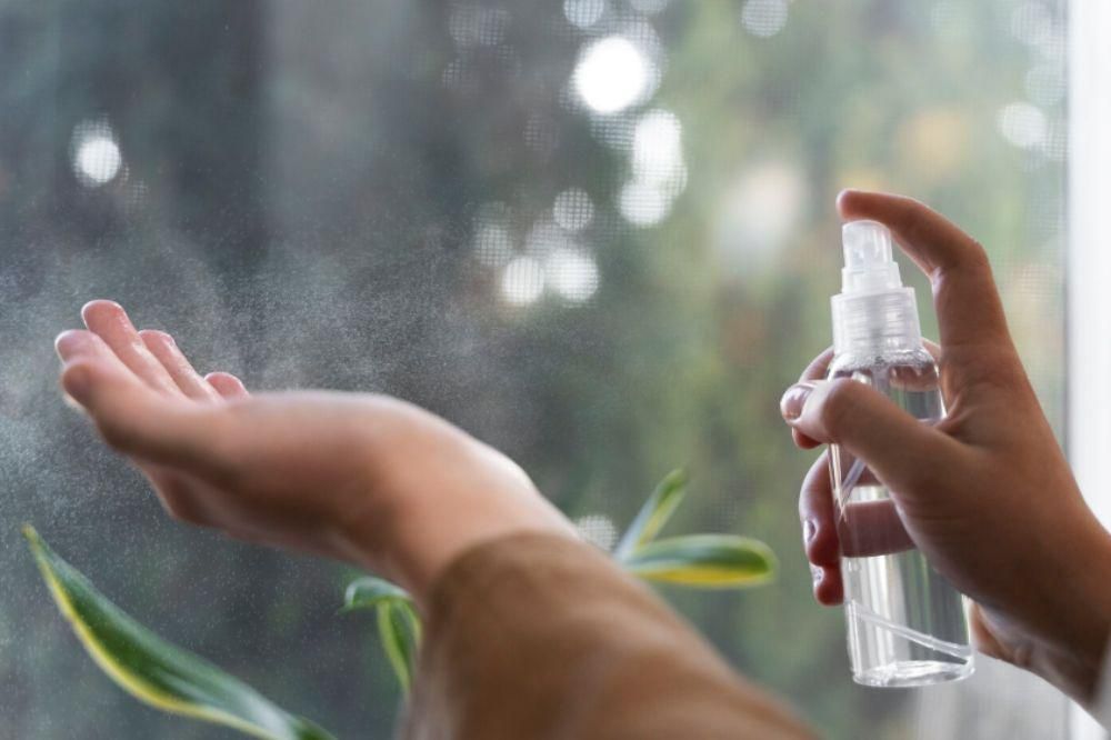 4 Cara Menggunakan Serum Semprot untuk Menjaga Kulit Tetap Kuat