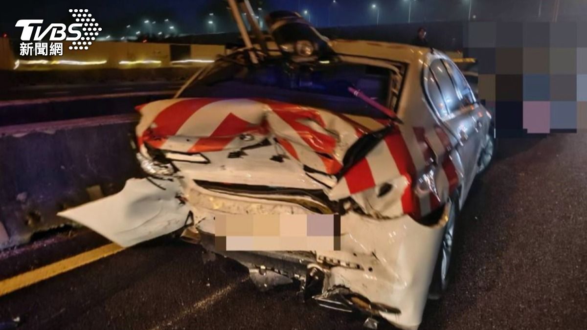 碰!自小客猛撞「紅斑馬」警車警示燈被撞歪