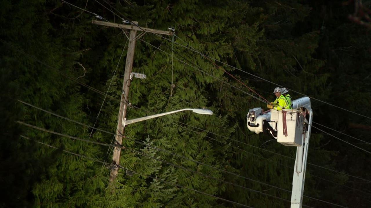 Wind storm knocks out power to 500K in WA, OR