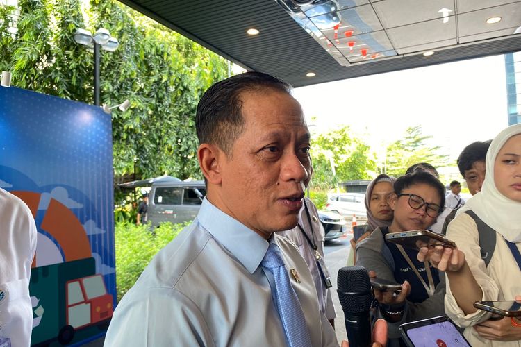 Menteri LH Buka Suara soal Banjir Sumbar, Tutupan Hutan Kurang 30 Persen