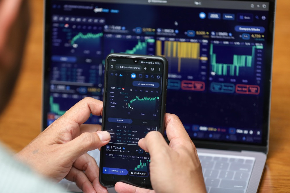 Saham AMMN, PANI, dan SUPA Melonjak, IHSG Tembus 8.701