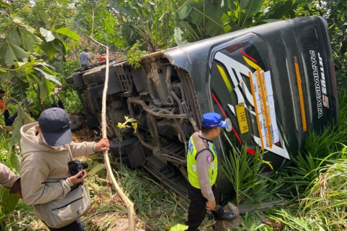 Bus wisata terguling di turunan Tergo Kudus, 50 penumpang selamat