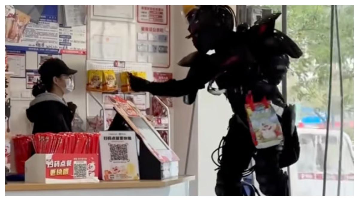Manusia Besi Tiongkok: Pemilik Restoran Antarkan Makanan dengan Baju Mecha
