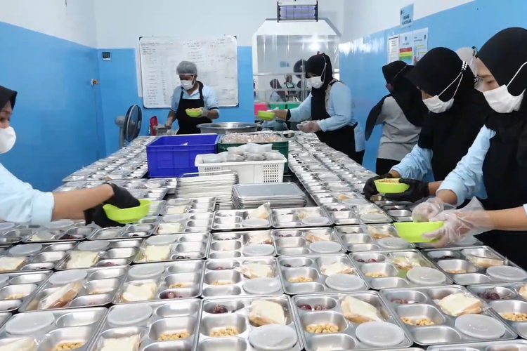 Kisah Masak MBG Karangasem yang Bangkitkan Relawan Beragam Latar