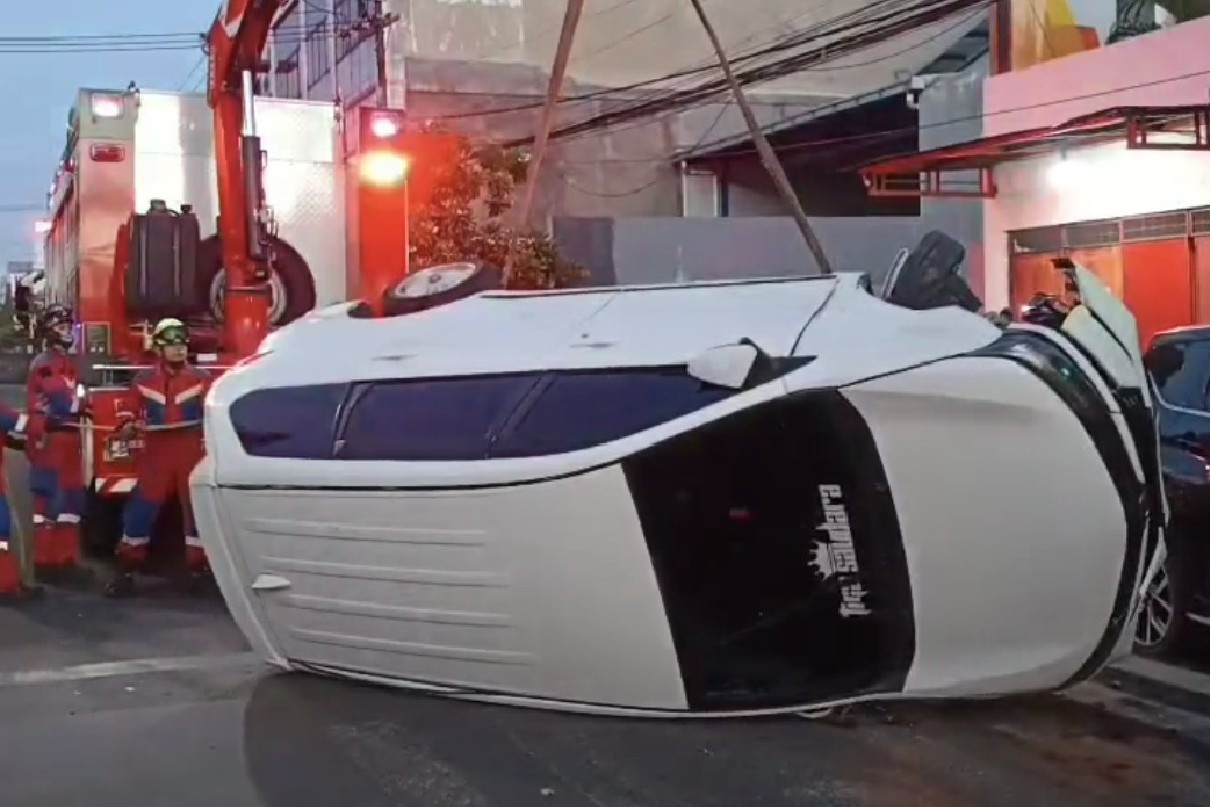 Xenia Terguling Tabrak Xpander, Sopir Diduga Mengantuk di Surabaya