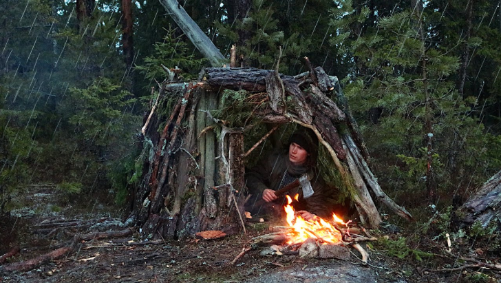 3-day solo bushcraft in a storm – shelter building & heavy rain camping