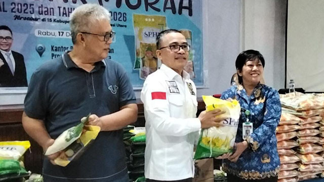 Sambil Bermitra dengan Bulog, Anggota DPD RI Stefanus Liow Gelar Pasar Murah di Sulut