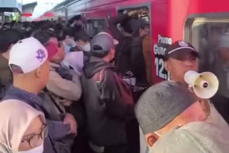 Pergantian Wesel Stasiun Cilebut Sebabkan Antrean Penumpang Pagi Ini