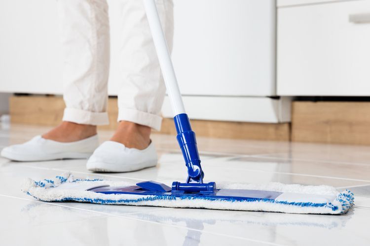 Cara Menghilangkan Noda Minyak di Lantai