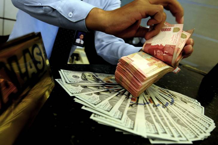 Rupiah mendekati 16.700 per dolar AS menjelang pengumuman suku bunga BI