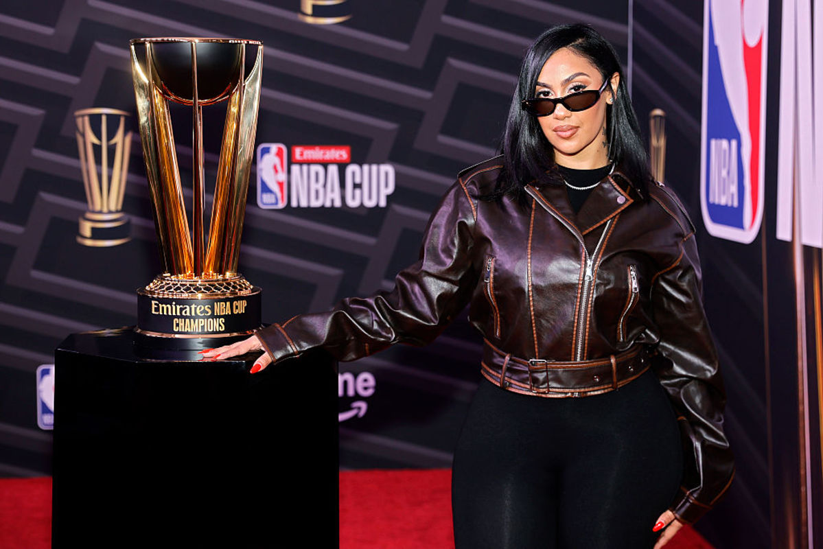 Former 'American Idol' contestant performs national anthem at NBA Cup final