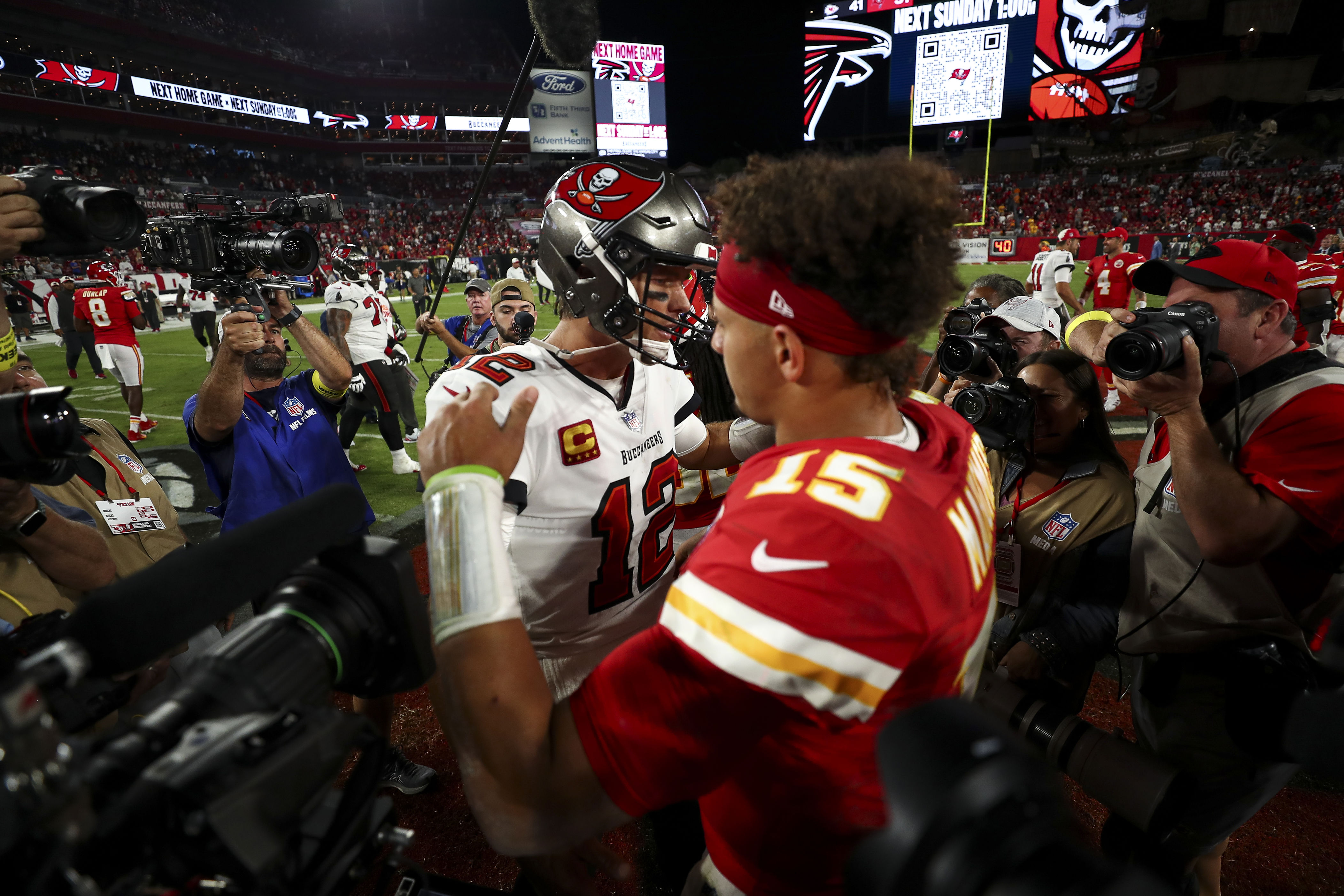 Chiefs news 12/17: Tom Brady offers advice to Patrick Mahomes about rehab<br><br>