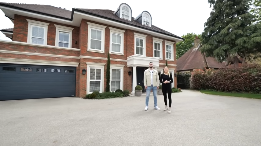 What makes this mansion feel modern and warm