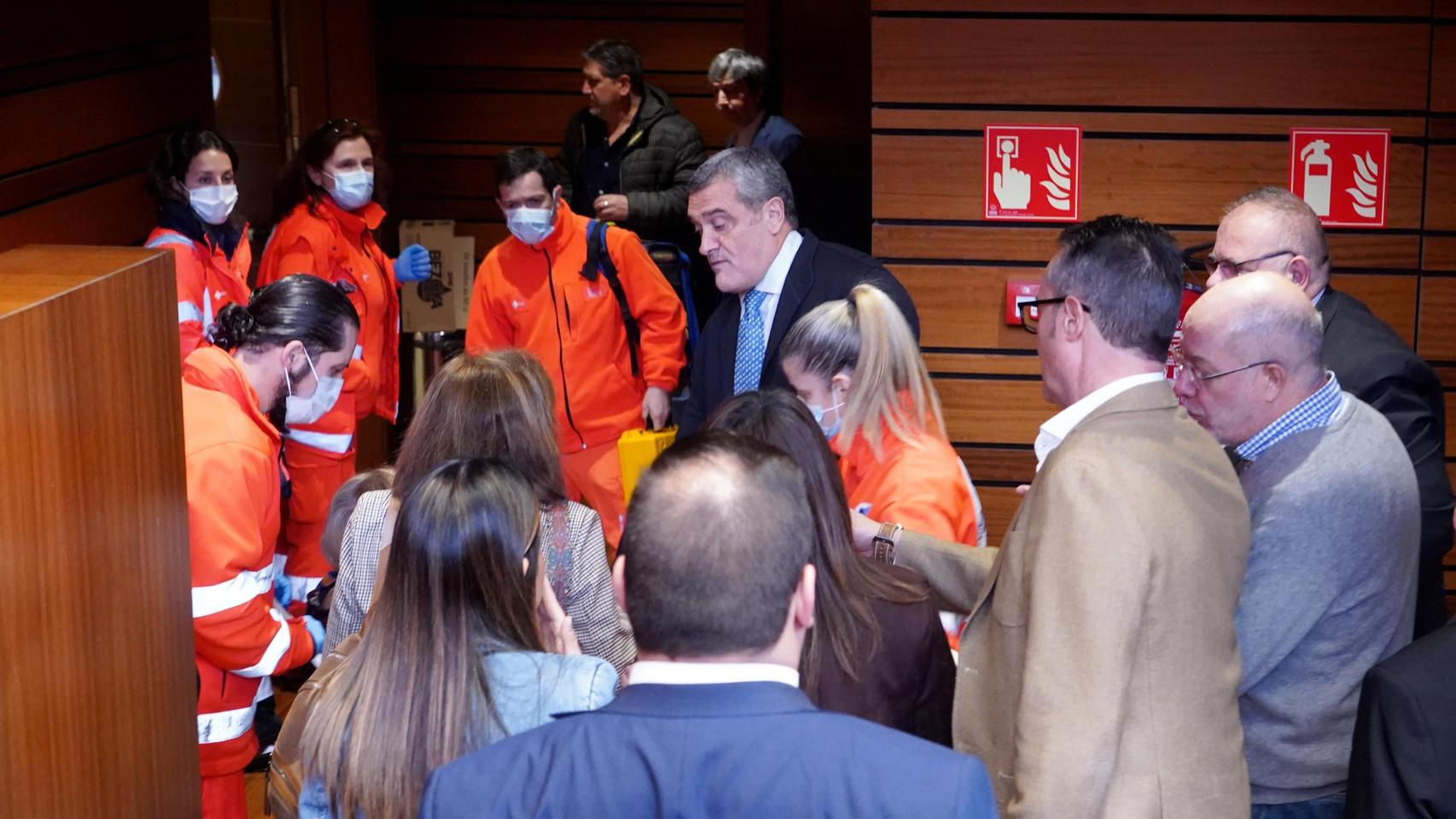 Paran el pleno de las Cortes tras indisponerse Isabel Gonzalo, del PSOE ...