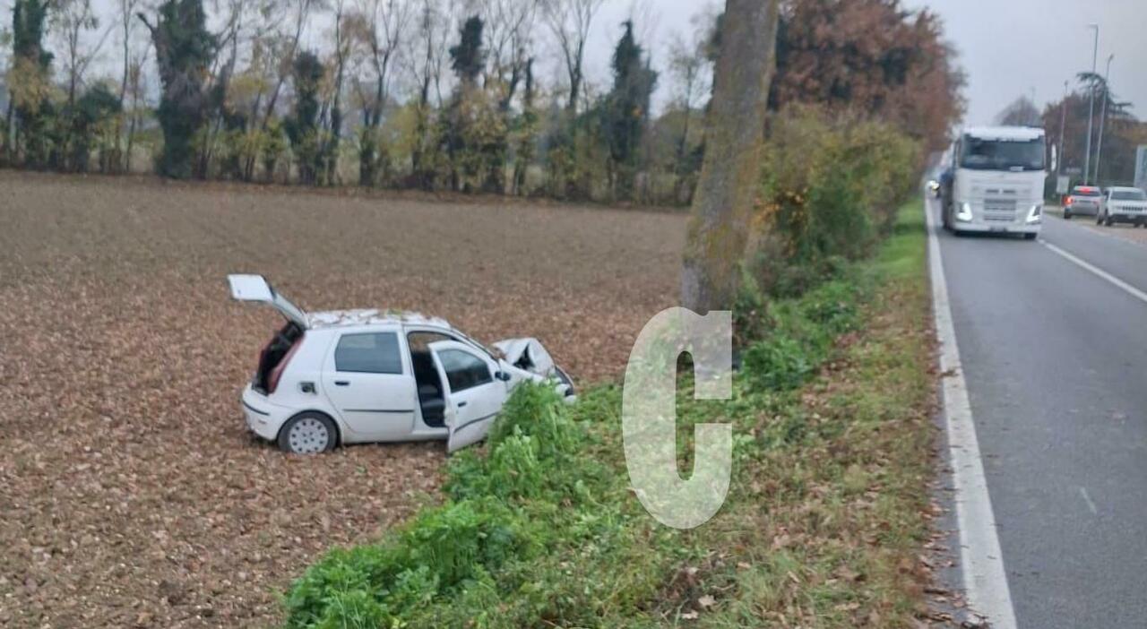 L'auto sbanda, si schianta contro un albero e finisce in un campo ...