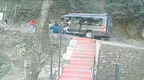 Spine-chilling video! Female passengers jump from tourist bus rolling ...