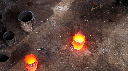 Le 22 janvier 2020, on voit de l'or en train d'être fondu à Kidal, au Mali.