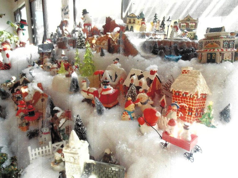Husband rents vacant store in mall to display late wife’s snowman ...