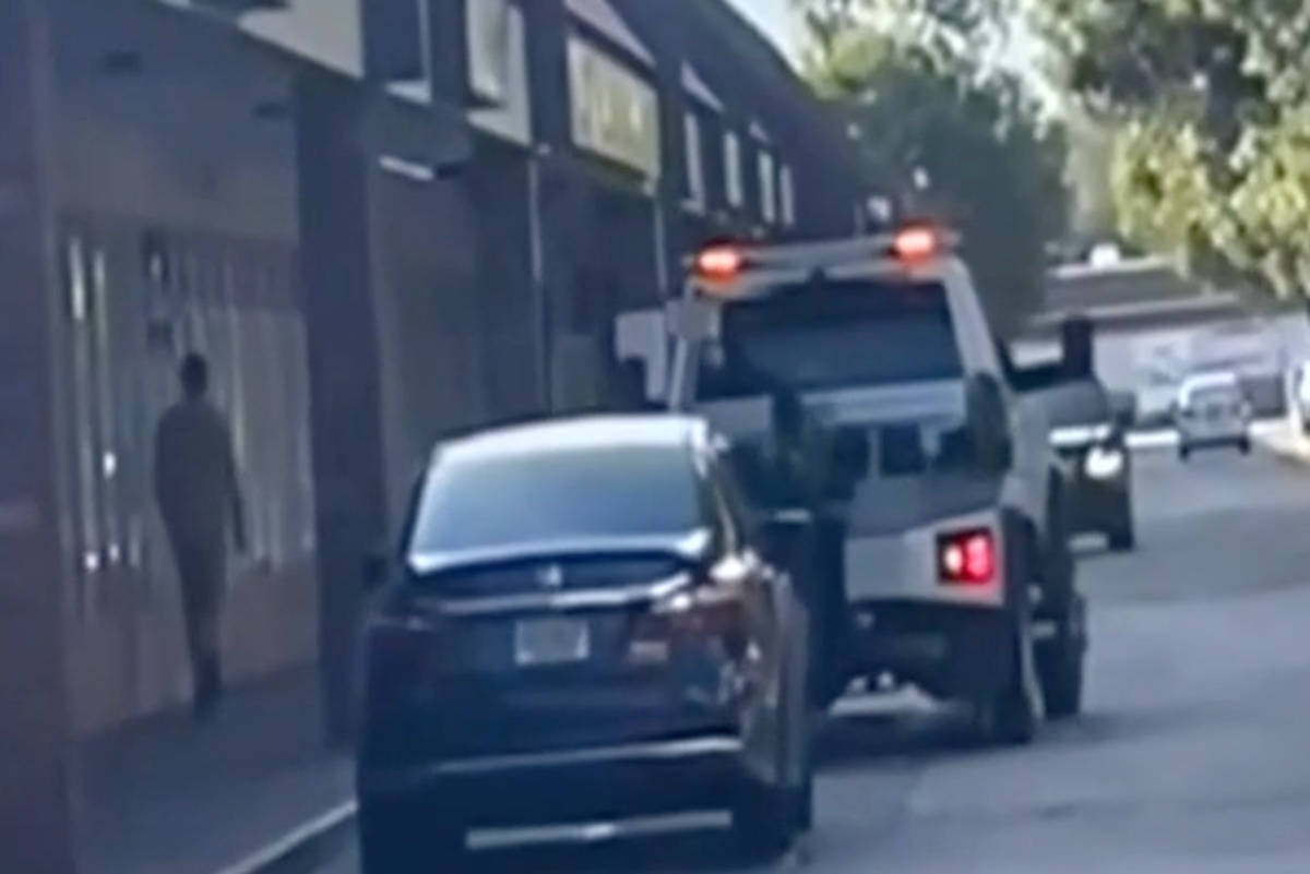 Tow truck driver arrested for towing vehicle with 4-year-old inside