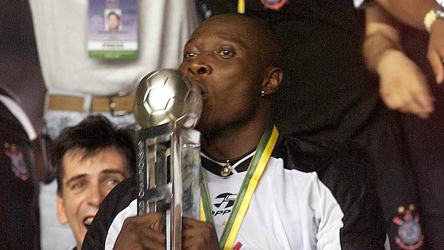 O colombiano Freddy Rincón sentiu o gostinho de erguer a taça em 2000 | VANDERLEI ALMEIDA/GettyImages