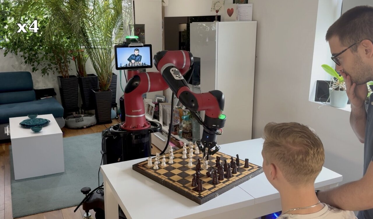 Robotic arm successfully learns 1,000 manipulation tasks in one day