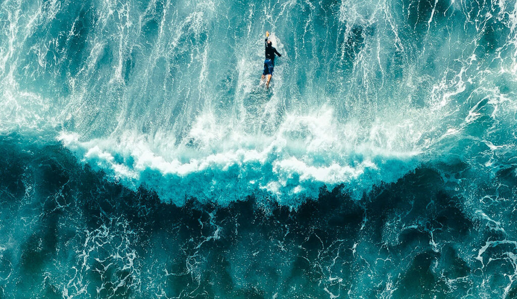 New study finds microscopic particles ‘surf on the waves of the microcosm’