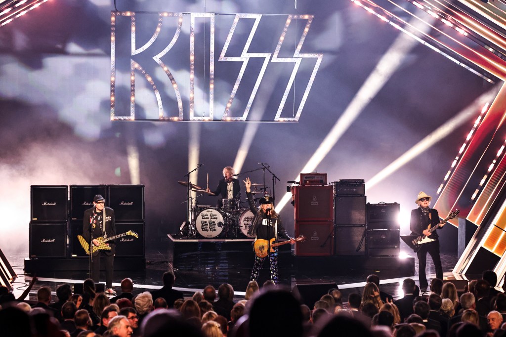 Cheap Trick defends performing at Trump