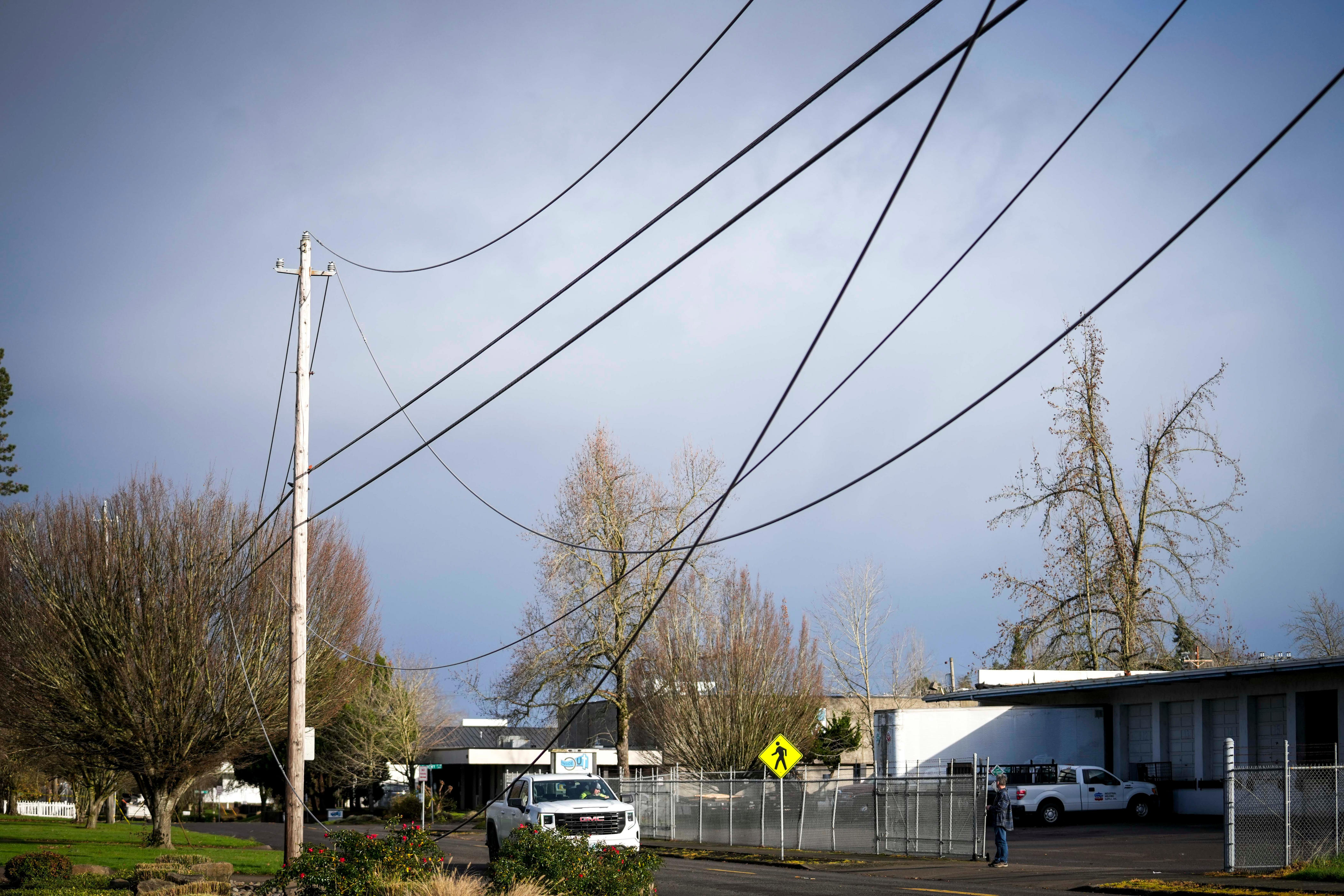 Storm knocks out power for thousands in and around Salem