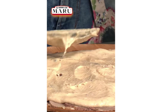 La cocinera mostró la mejor manera de preparar la salsa.