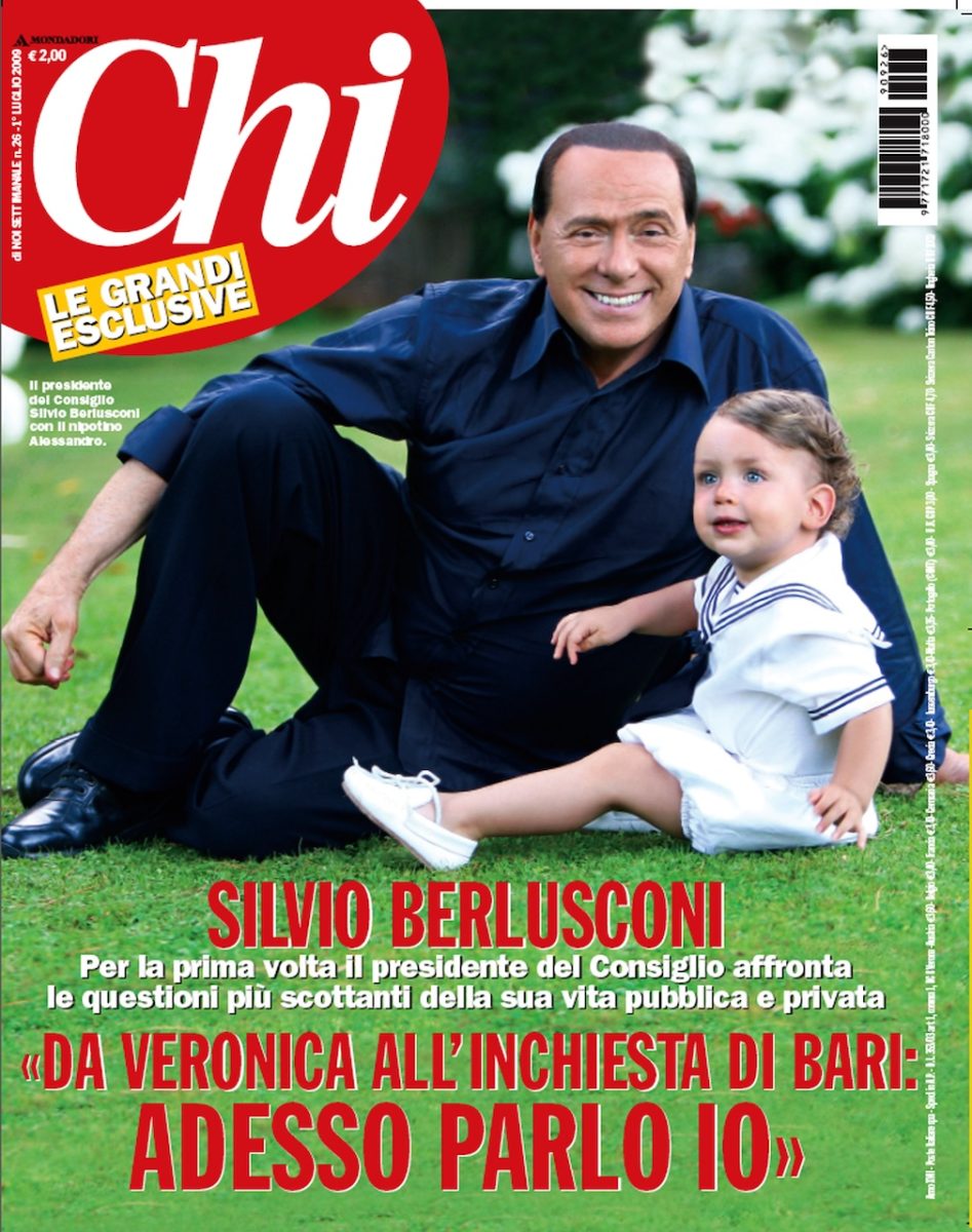 Silvio Berlusconi su una copertina di Chi nel 2009 (foto Ansa).