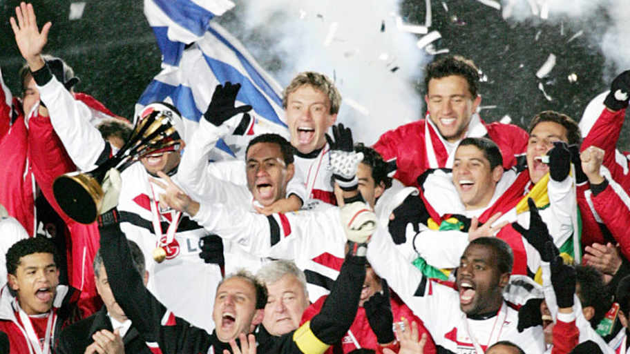 Defesa de Rogério Ceni em cobrança de falta ficou eternizada na campanha em 2005 | TORU YAMANAKA/GettyImages