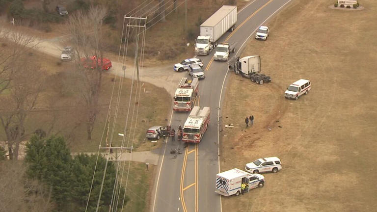 2 seriously hurt in west Charlotte crash
