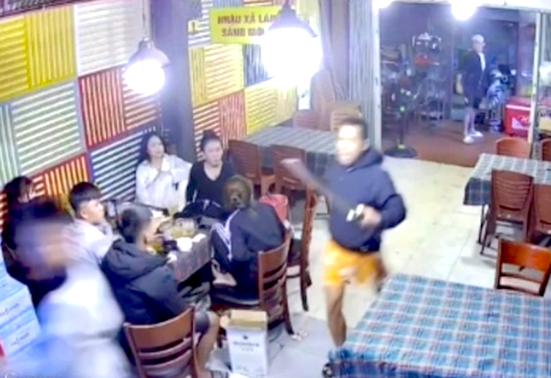 Hai đối tượng mang mã tấu xông vào quán nhậu chém 3 người thương vong