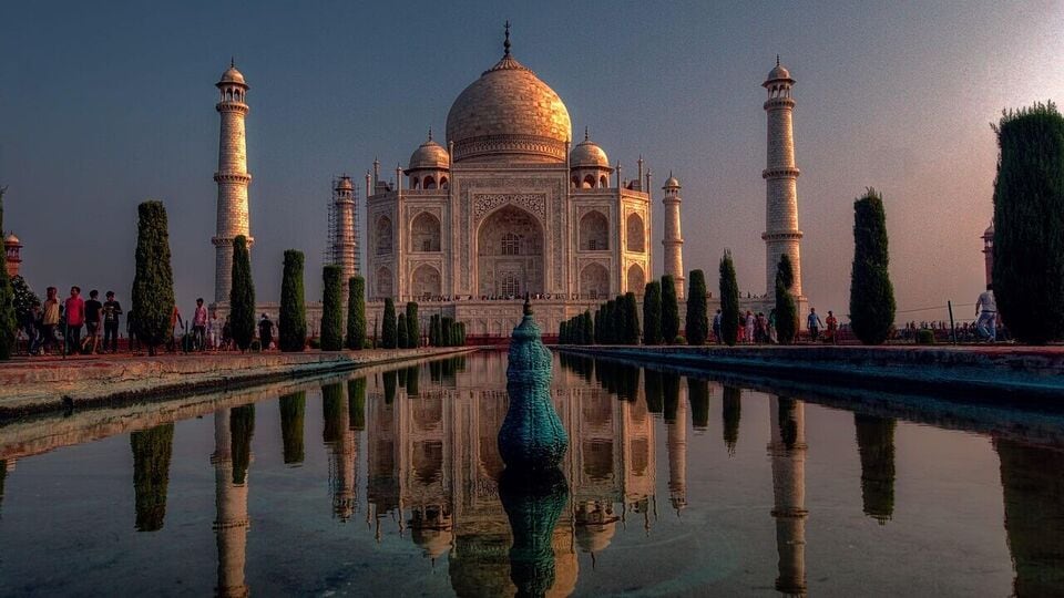 Tourists stare at 'nothing' as Taj Mahal hides behind dense fog ...