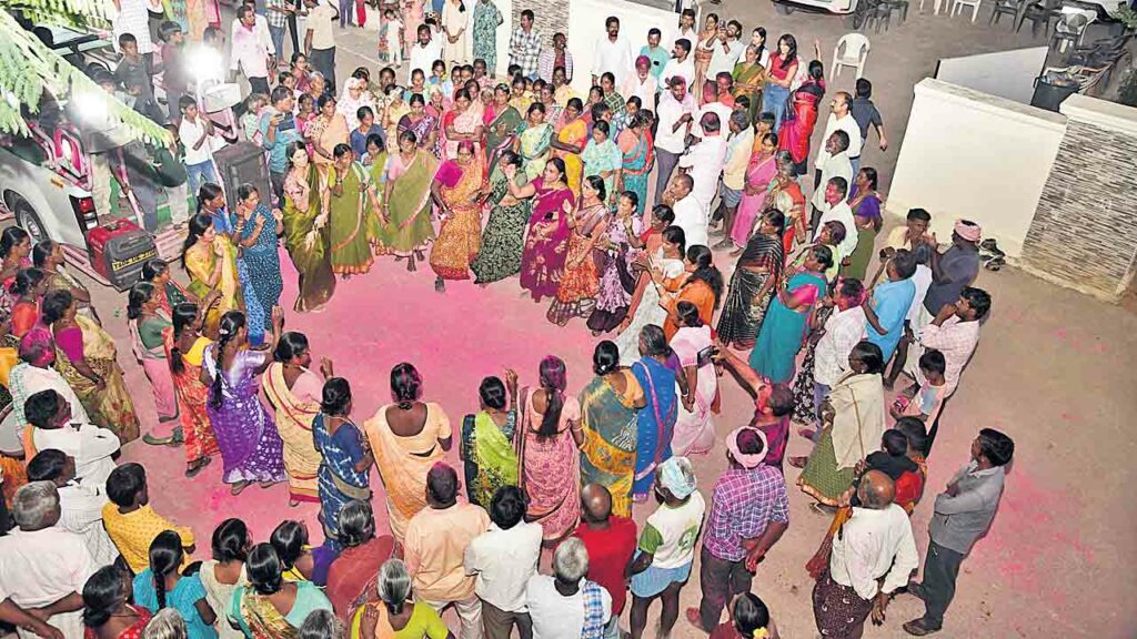 పల్లె గుండెల్లో గులాబీ జెండా