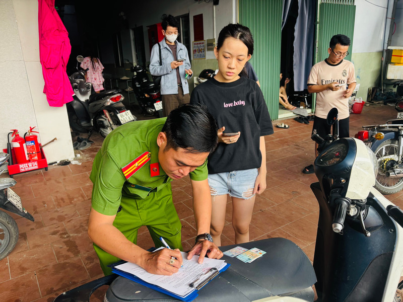 Báo điện tử Tiền Phong Các khu trọ được cảnh sát khu vực tăng cường tuyên truyền và kiểm tra thông tin lưu trú. 1