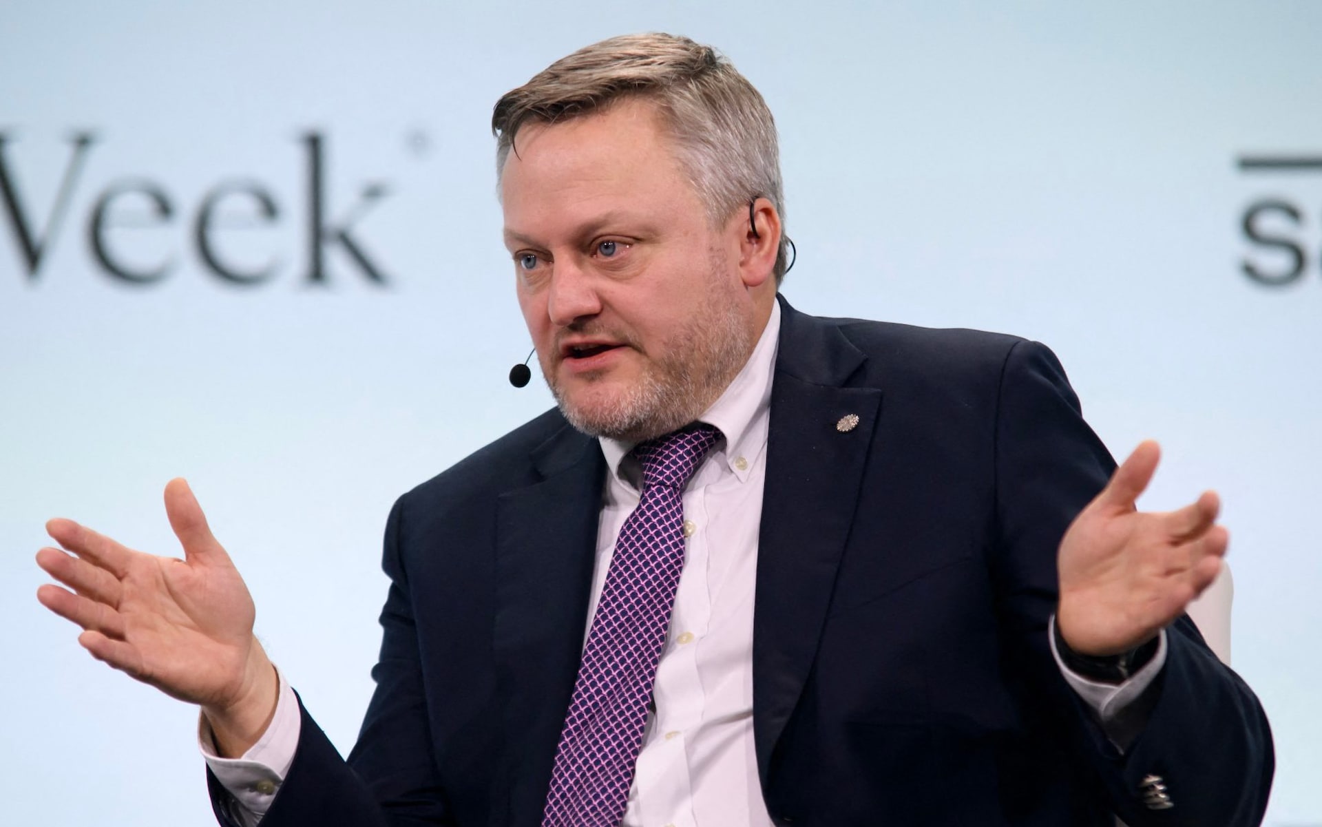 BP abruptly replaces boss in late-night announcement<br><br>