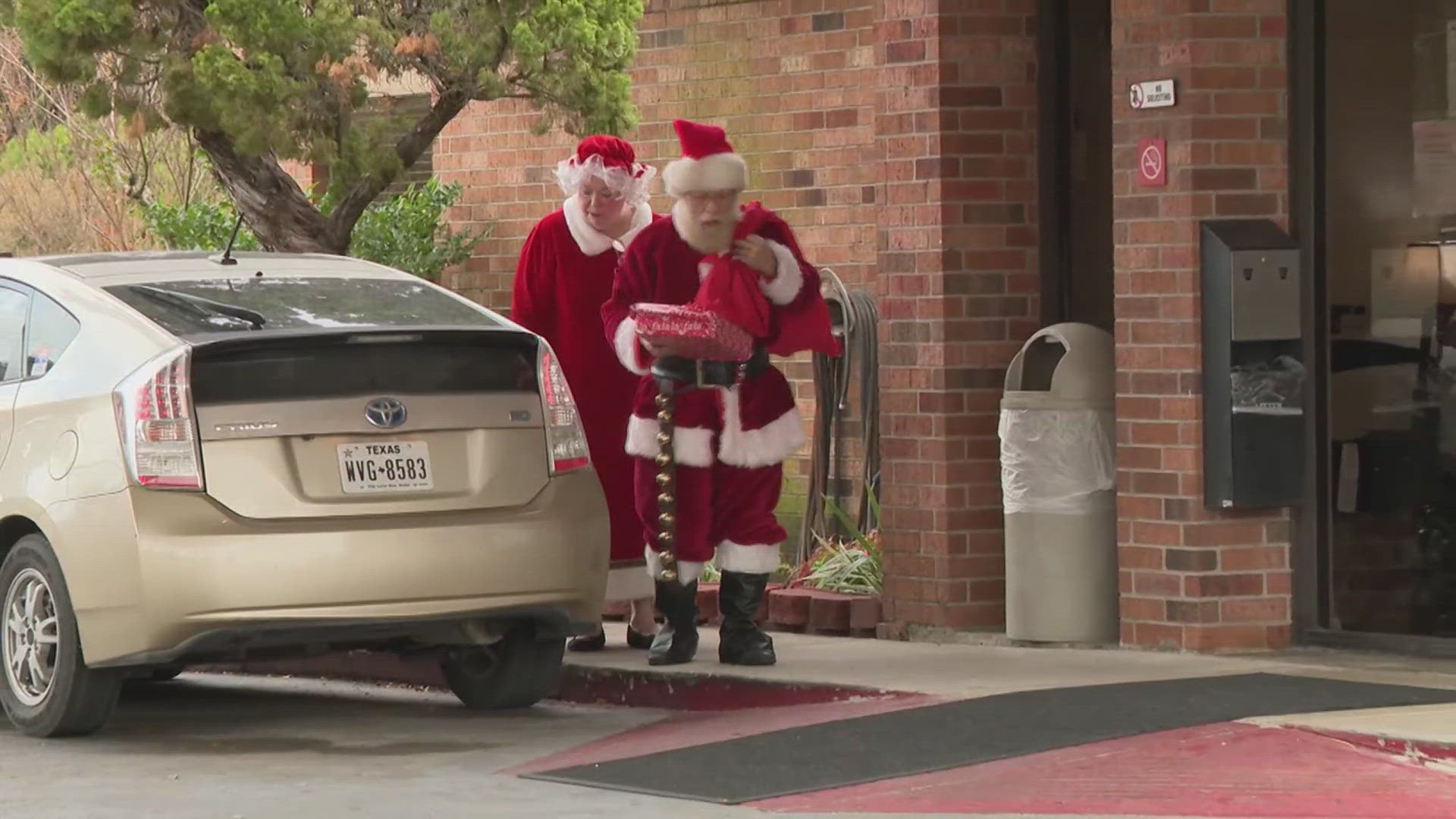 Man who dresses up as Santa violently robbed in Houston