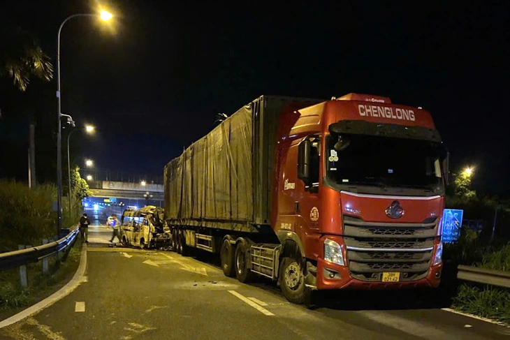 Xử lý nghiêm xe cứu thương 'lụi', xe đầu kéo, container dừng đỗ sai quy định