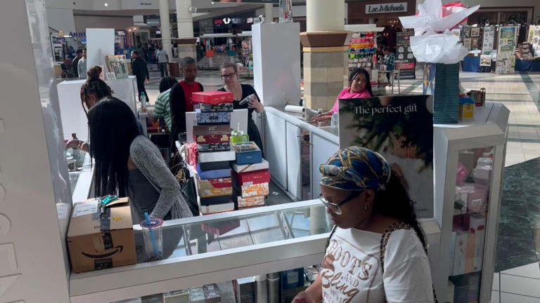 Christmas Eve rush: Last-minute shoppers flood Baton Rouge stores