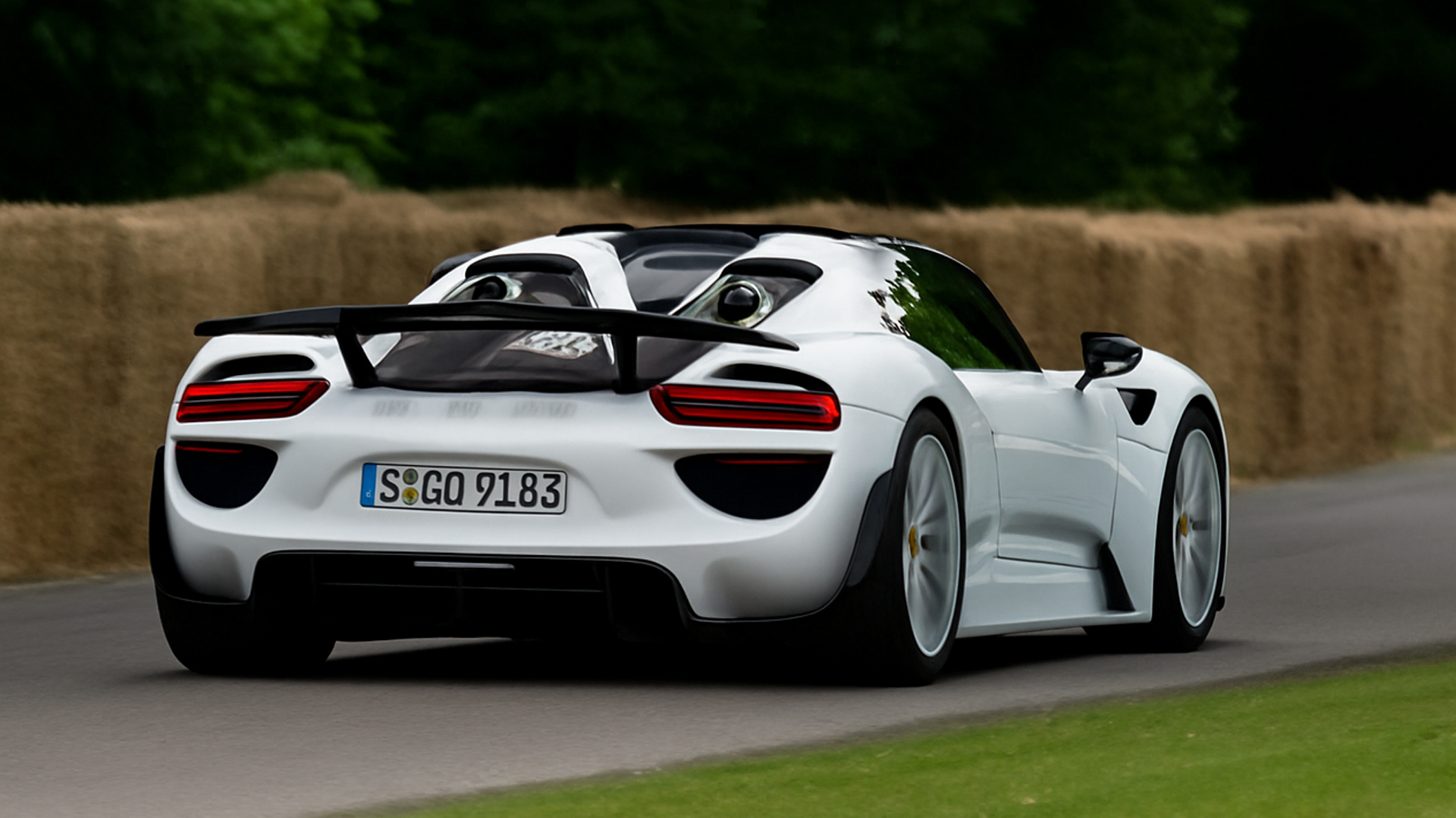 This is how a Porsche hypercar performs at full commitment