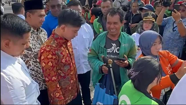 Gibran Pantau Kesiapan Nataru di Stasiun Tawang, Bagikan Sembako untuk Ojol