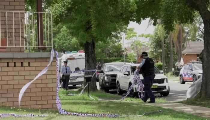 تحقيق في إحراق سيارة بأستراليا.. تحمل لافتة عيد يهودي