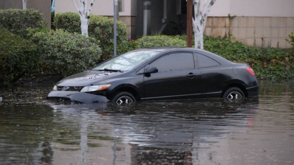 Storms on Christmas Eve: California declares state of emergency