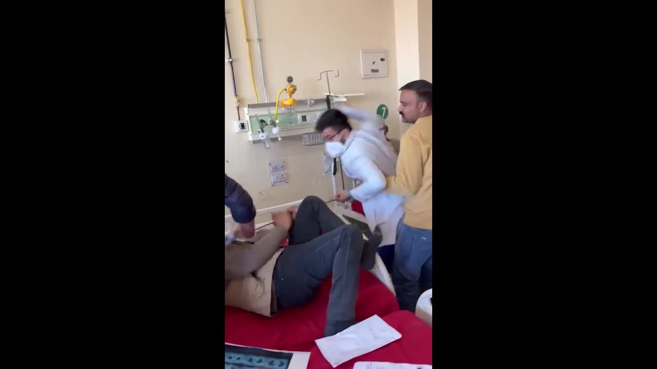 Furious doctor attacks patient at hospital in India