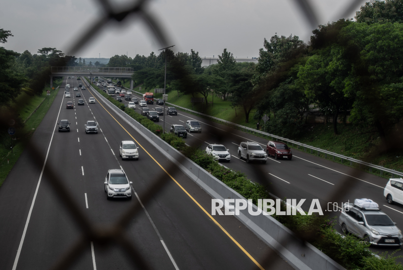 Antrean kendaraan sebabkan kemacetan di Tol Jakarta-Cikampek, polisi tutup rest area KM 57
